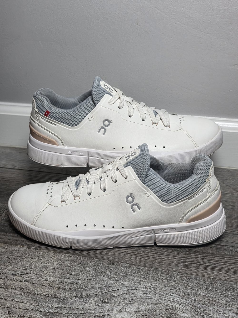 On Running Women's The Roger Advantage Athletic Sneakers Sz 9.5